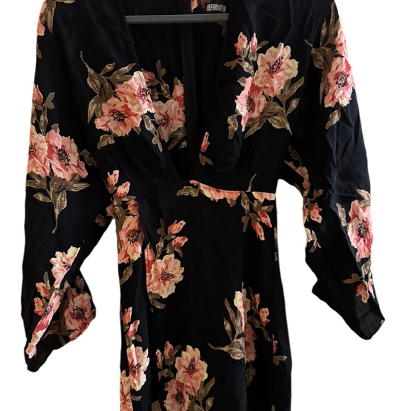 Reformation Floral Wrap Dress size 0-made In USA- 100% viscose - Picture 3 of 10